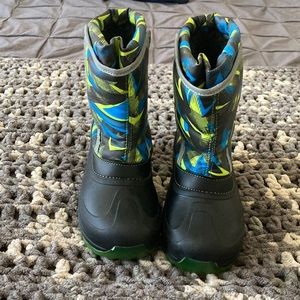Boys snow boots almost new!